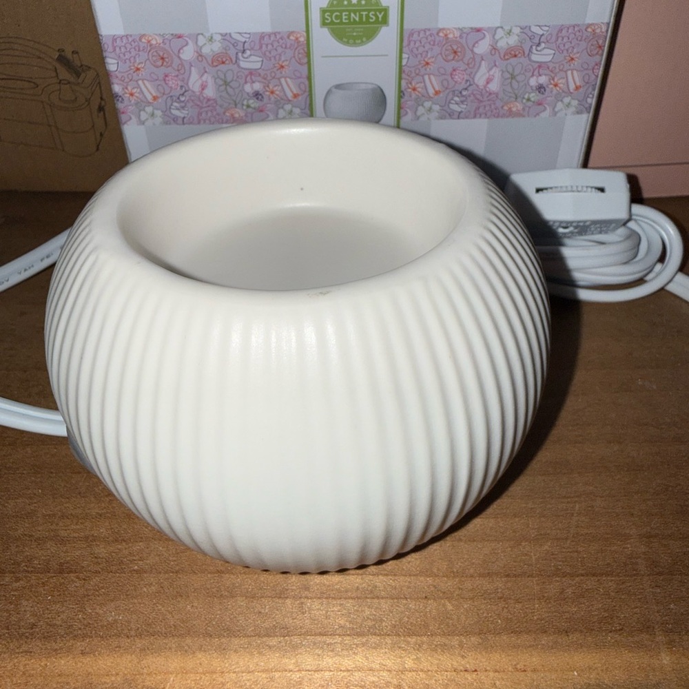 Scentsy White Fluted Ceramic Warmer